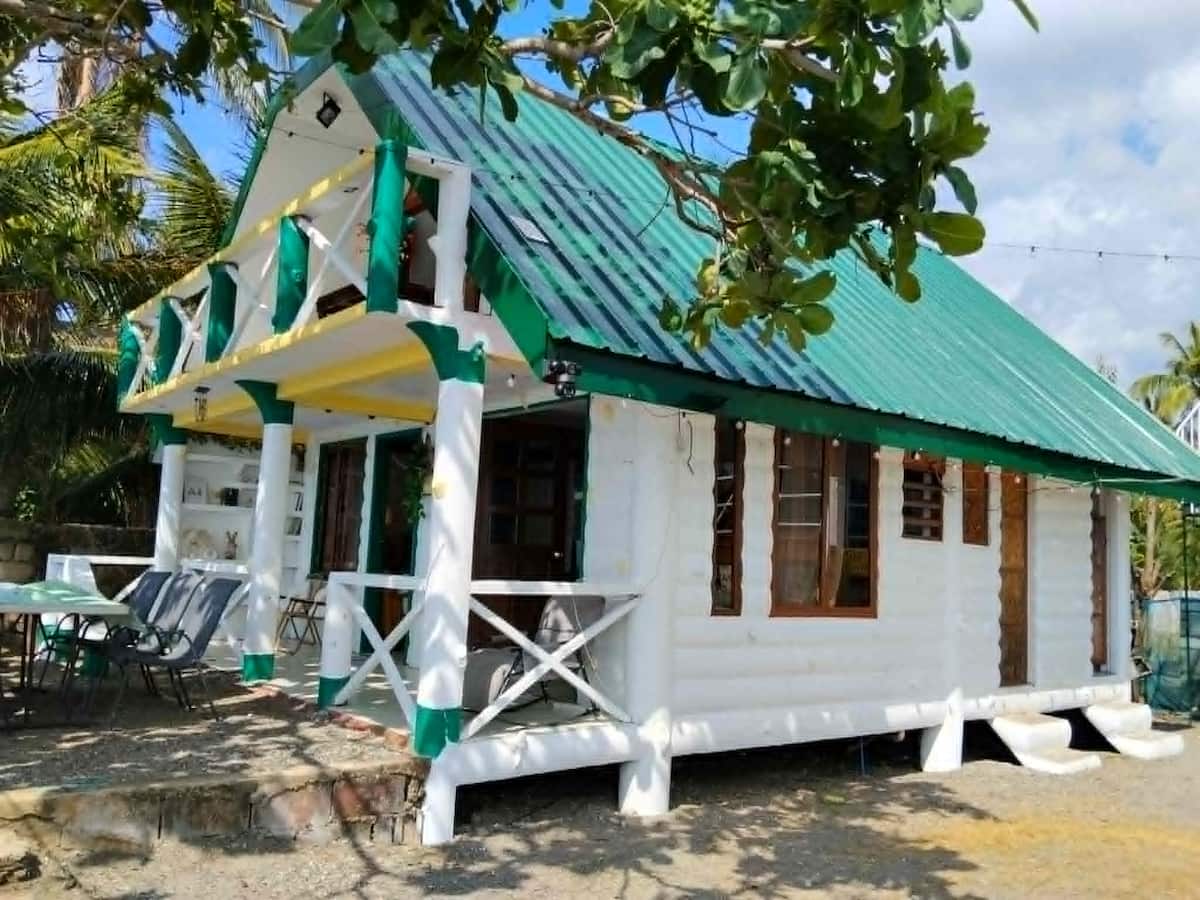 Cozy beach side cabin with in-house coffee shop