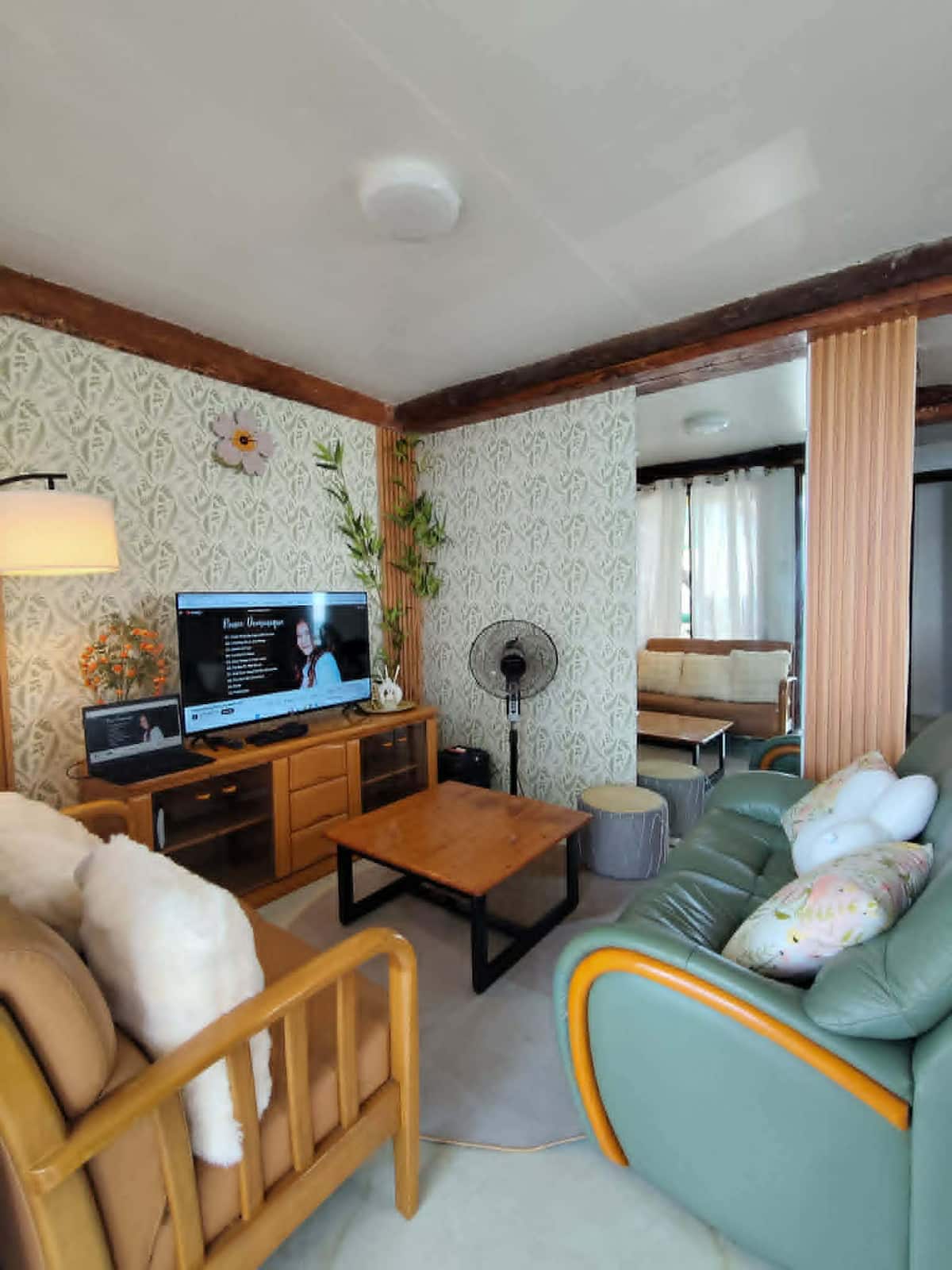 Cozy beach side cabin with in-house coffee shop photo 2