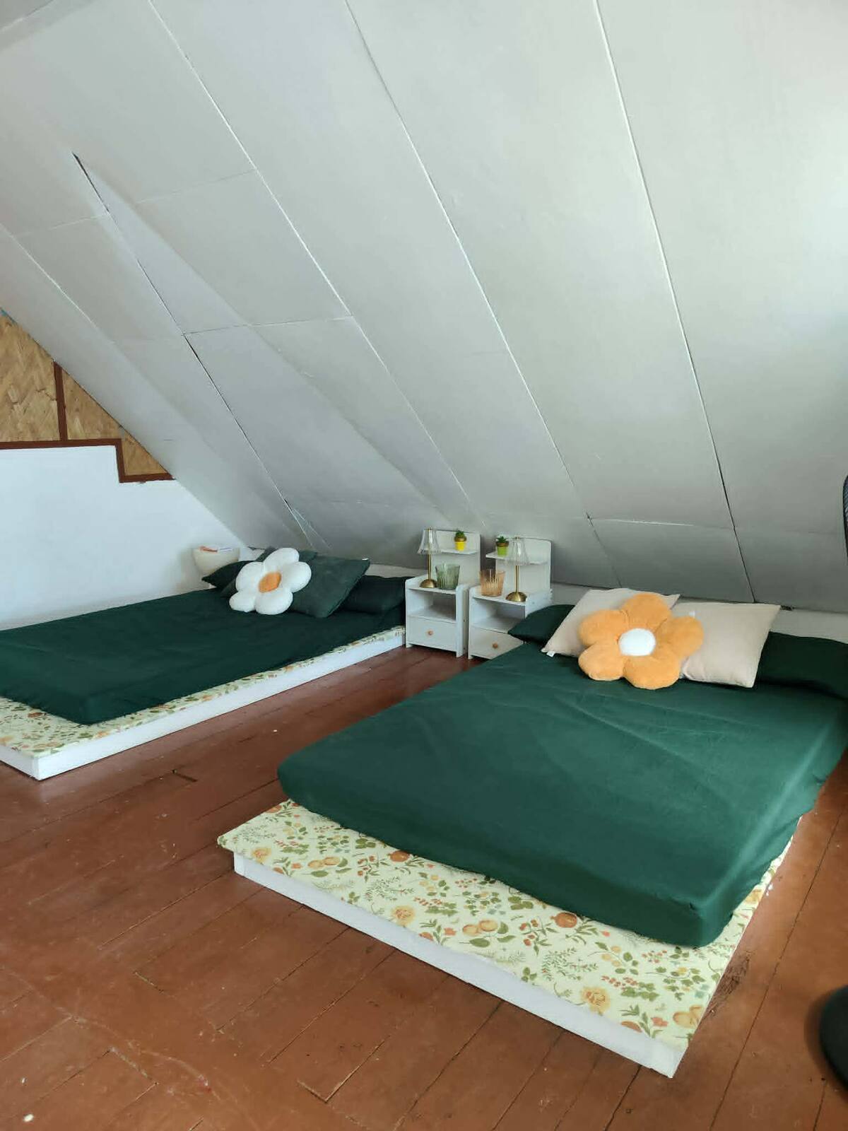 Cozy beach side cabin with in-house coffee shop photo 5
