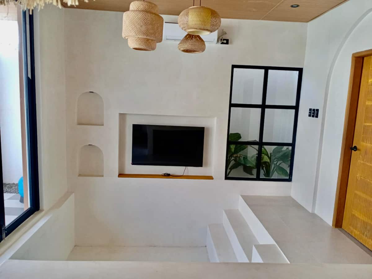 Boac Beach Front Villa with Pool 2B2BR 140SQM photo 2