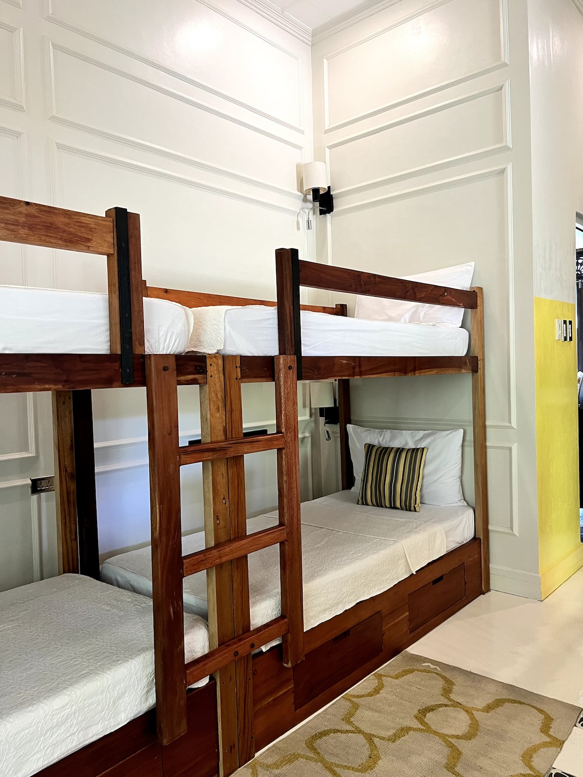 Silid Dilaw: Room for 6 pax photo 4